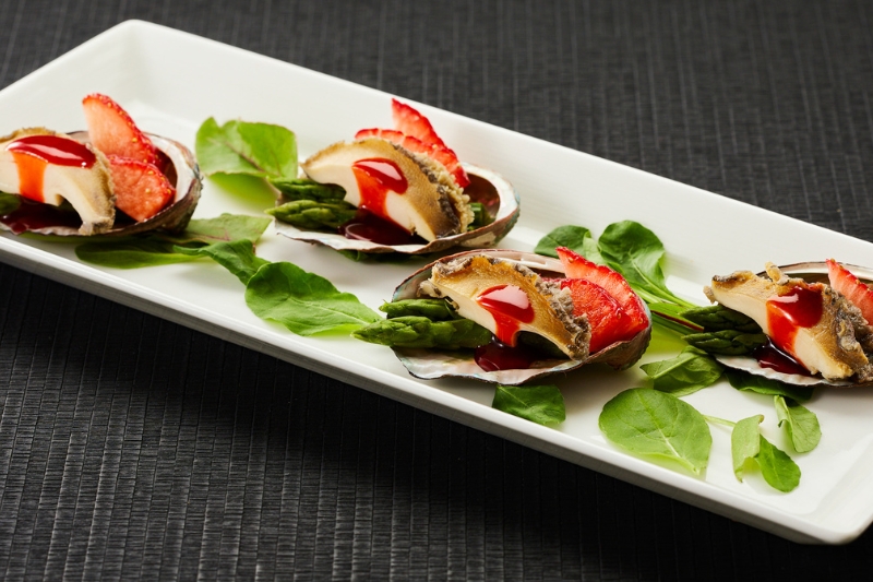 アワビの冷菜 いちごソース