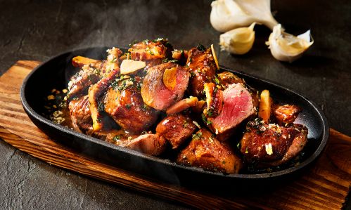 実演【7/4～8/31】Ozビーフフィレ悪魔のダイスステーキ　ベーコンとガーリックペッパーの呪い